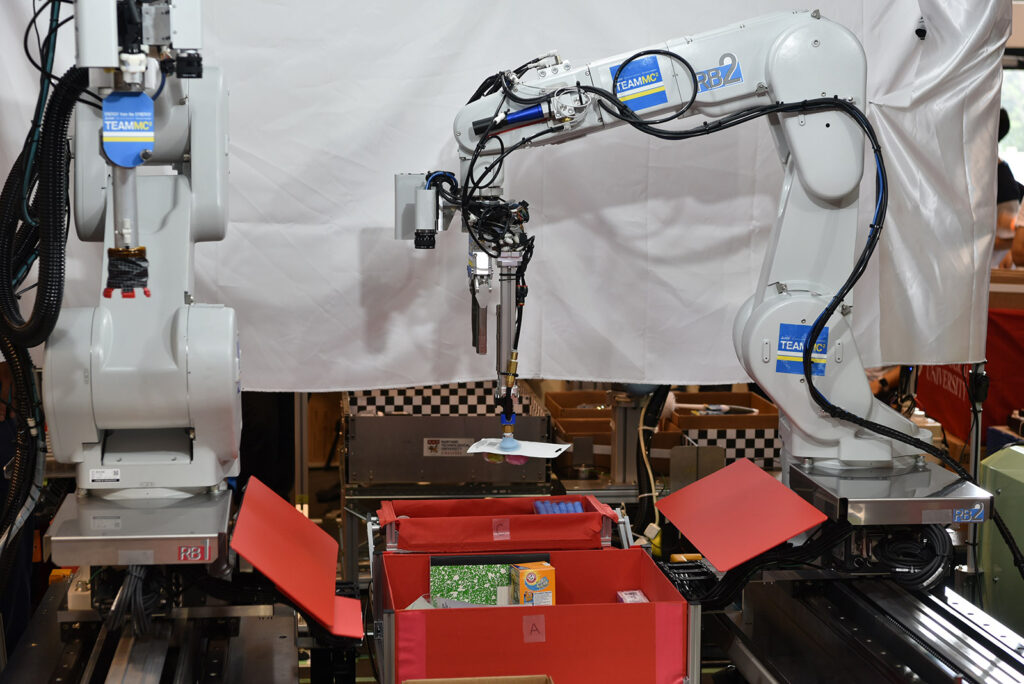 ロボットが商品を棚に収納している様子