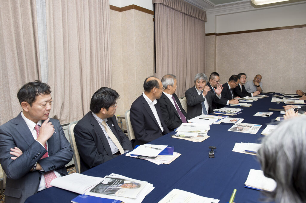座談会集合写真