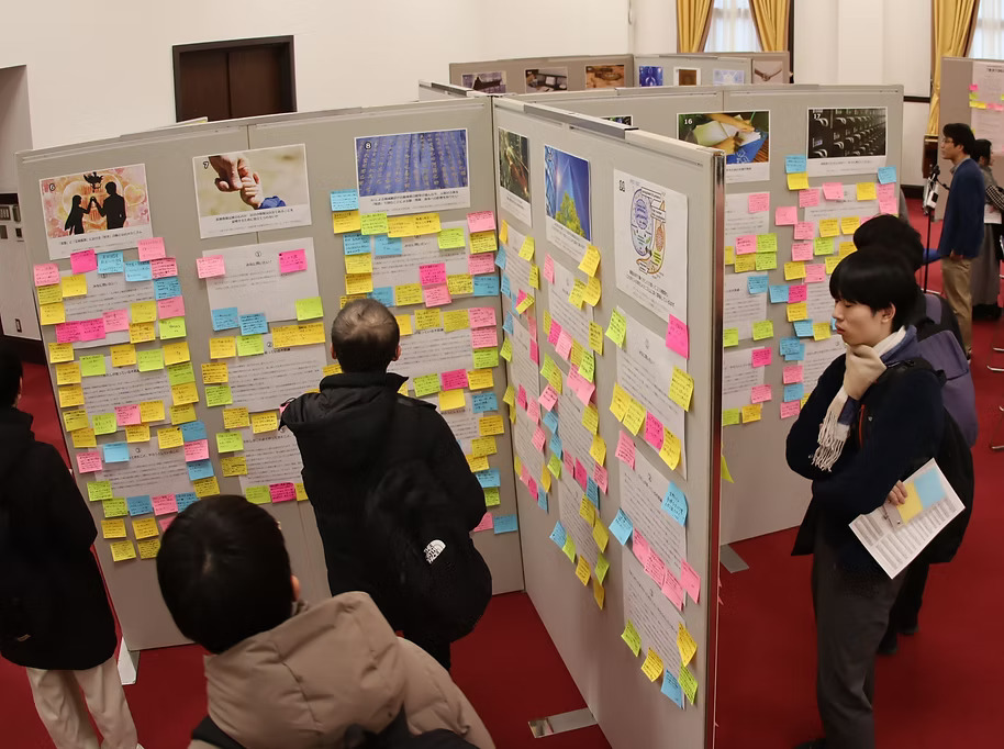 付箋で埋め尽くされたポスター会場の様子