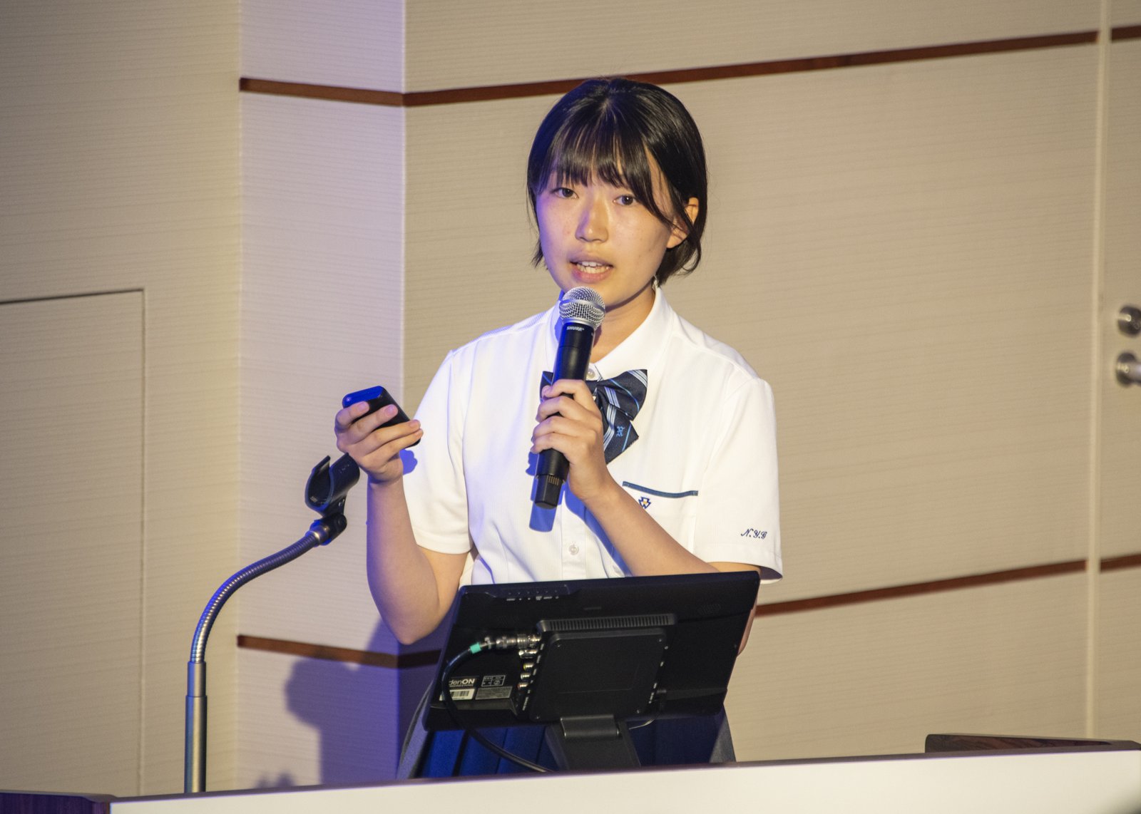 発表するファイナリスト